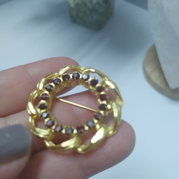 ⭐️2 For $30 / Vintage 1960s Gold Plated Garnet Rhinestone Circle Pin - Picture 5 of 7